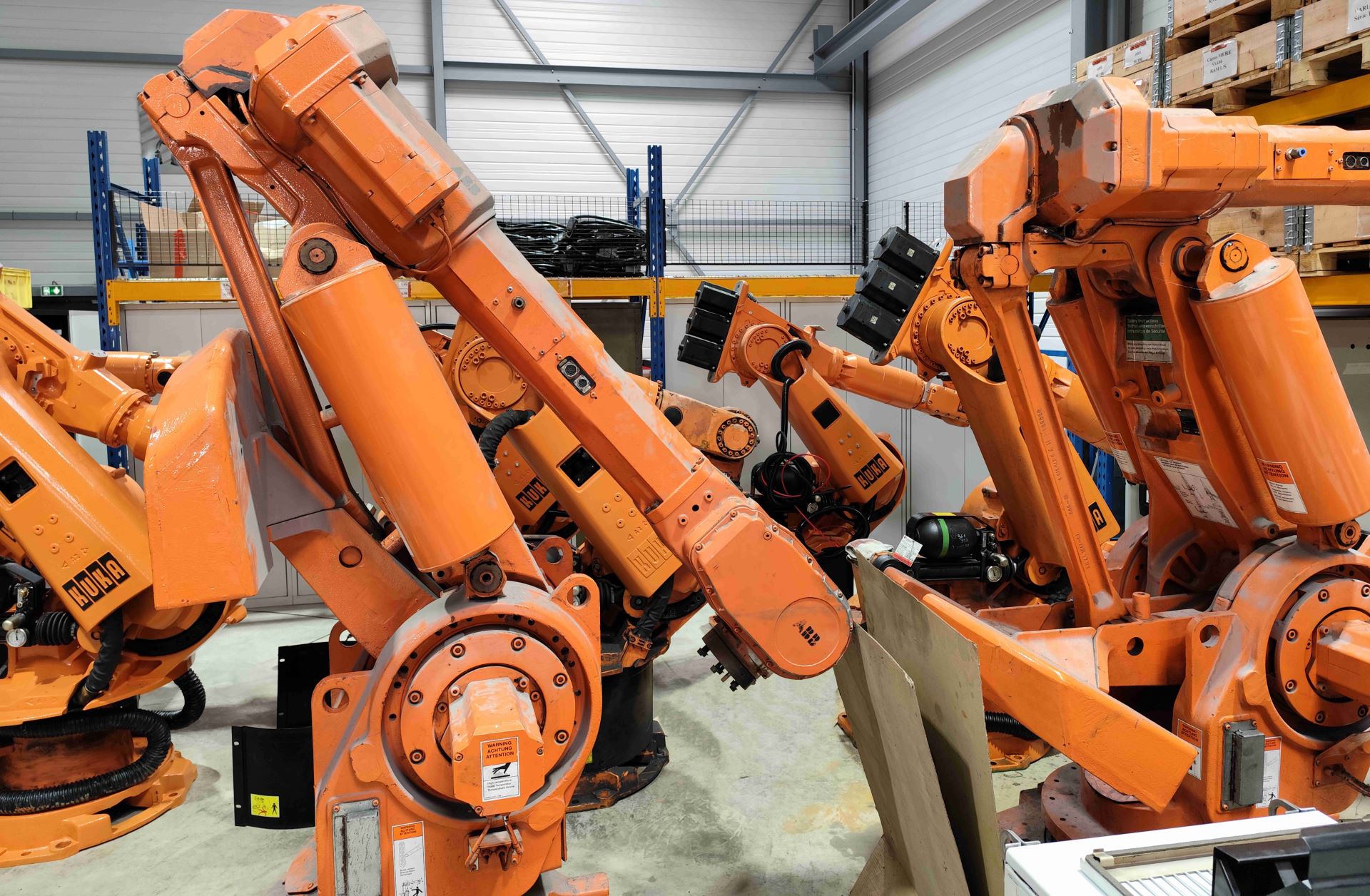 Technicien certifié NF EN 13306 en intervention sur robot industriel